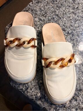 Vionic Cream Leather Chain-Accent Mule Slides
